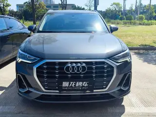 Audi Q3 2022 gris vu de face — véhicule importé de Chine par Chine Direct Auto