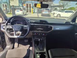 Audi Q3 2022 gris poste de conduite — véhicule importé de Chine par Chine Direct Auto