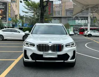 BMW X3 2022 blanc vu de face — véhicule importé de Chine par Chine Direct Auto