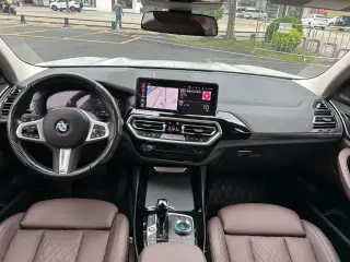 BMW X3 2022 blanc poste de conduite et écran central — véhicule importé de Chine par Chine Direct Auto