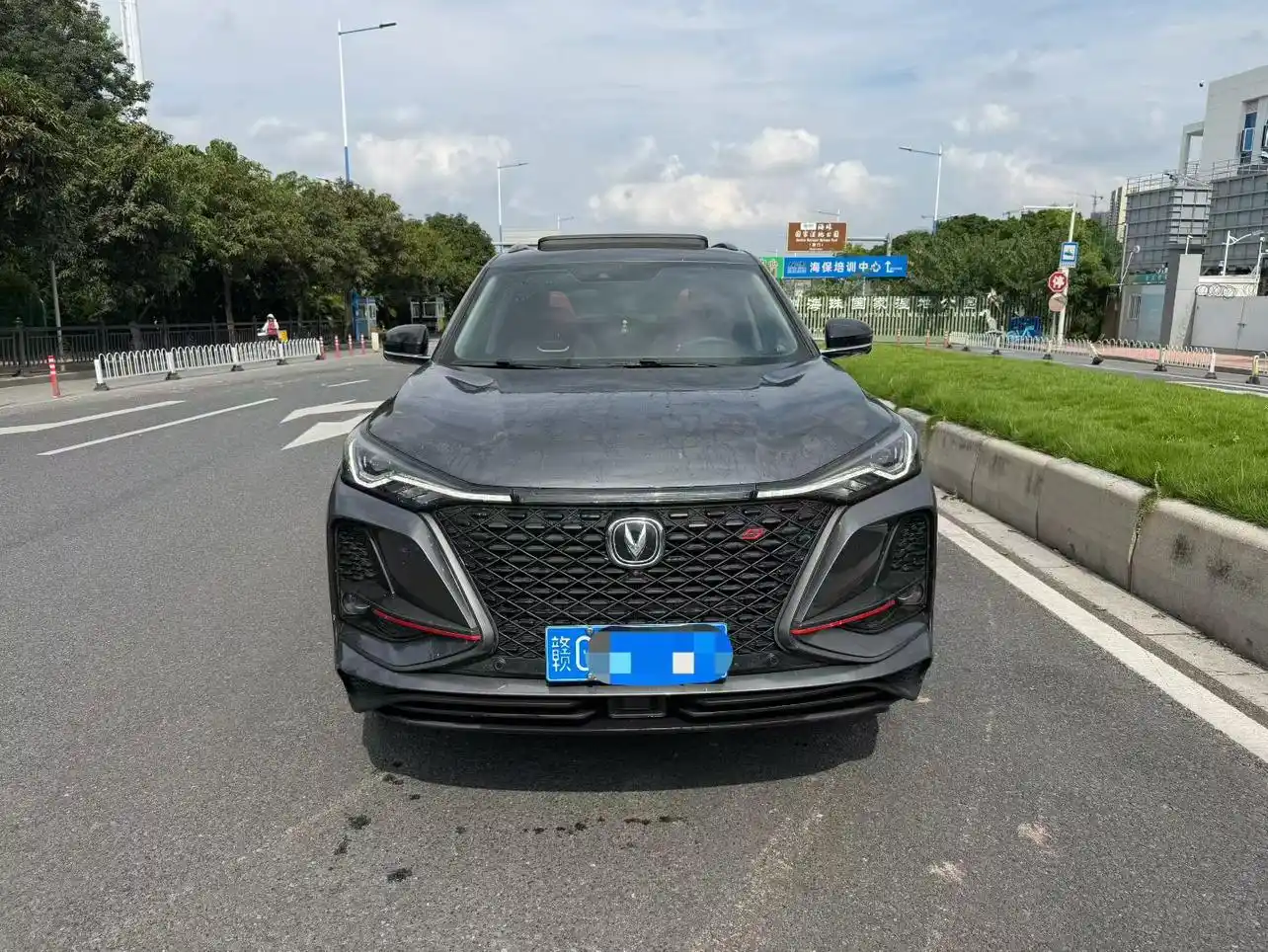Changan CS75 Plus 2020 gris vu de face — véhicule importé de Chine par Chine Direct Auto