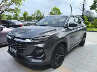 Changan CS75 PRO 2026 gris de trois quarts avant — véhicule importé de Chine par Chine Direct Auto
