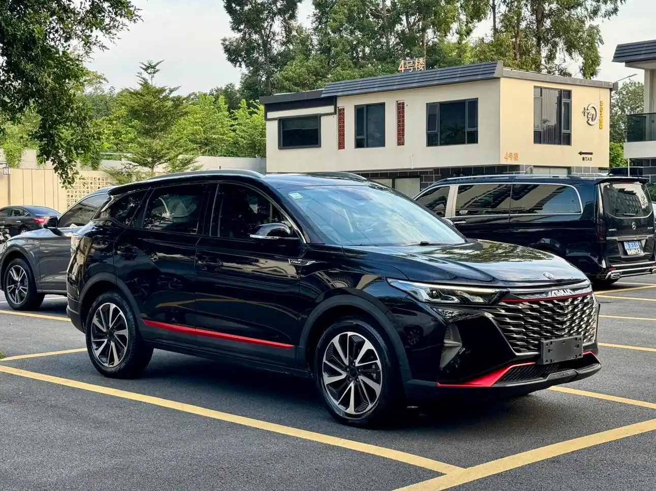 Dongfeng Fengshen AX7 2022 noir de trois quarts avant — véhicule importé de Chine par Chine Direct Auto