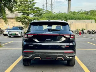 Dongfeng Fengshen AX7 2022 noir vu de l'arrière — véhicule importé de Chine par Chine Direct Auto
