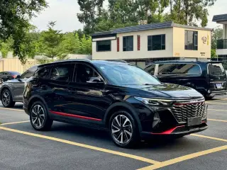 Dongfeng Fengshen AX7 2022 noir de trois quarts avant — véhicule importé de Chine par Chine Direct Auto