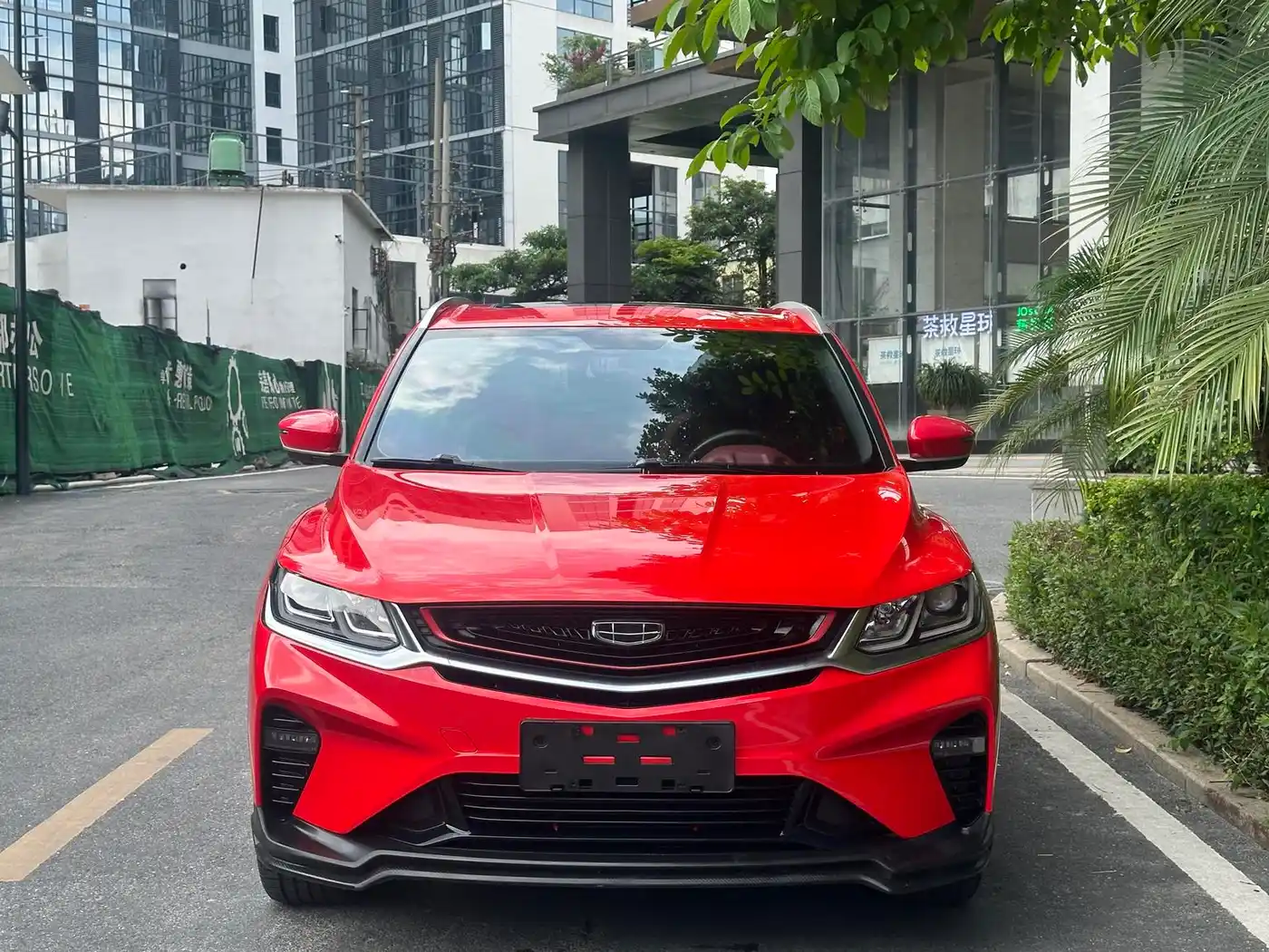 Geely Binyue 2020 rouge vu de face — véhicule importé de Chine par Chine Direct Auto