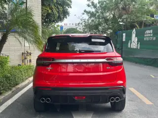 Geely Binyue 2020 rouge vu de l'arrière — véhicule importé de Chine par Chine Direct Auto