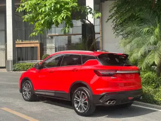 Geely Binyue 2020 rouge de trois quarts arrière — véhicule importé de Chine par Chine Direct Auto