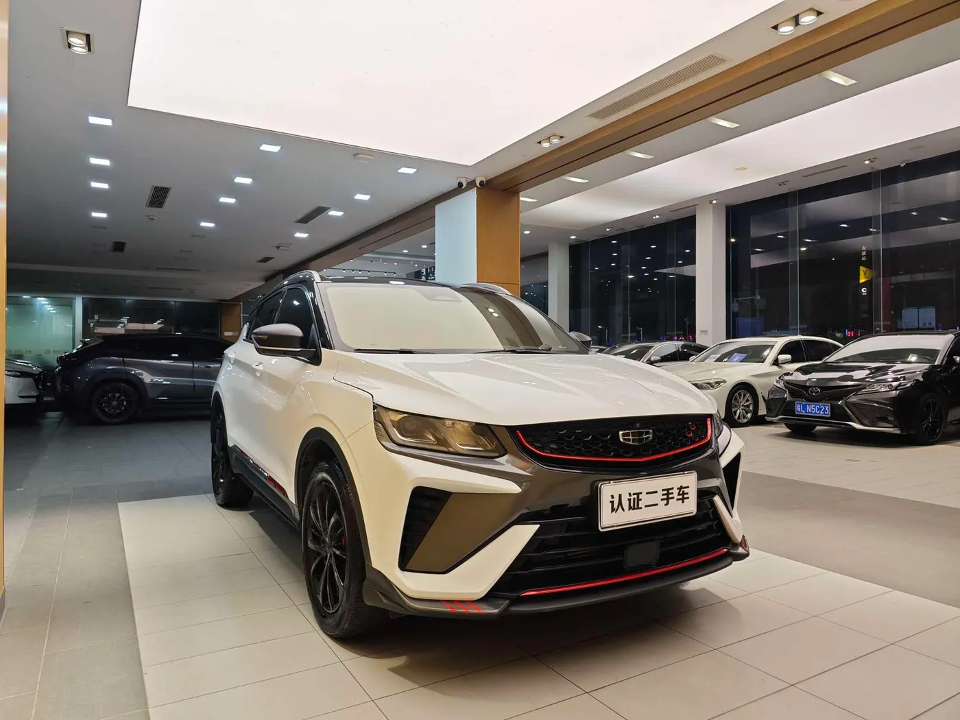 Geely Binyue 2021 blanc de trois quarts avant — véhicule importé de Chine par Chine Direct Auto