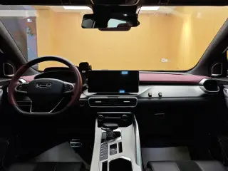 Geely Binyue 2021 blanc poste de conduite — véhicule importé de Chine par Chine Direct Auto
