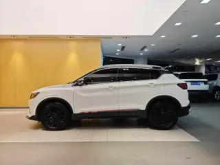 Geely Binyue 2021 blanc vu de profil — véhicule importé de Chine par Chine Direct Auto