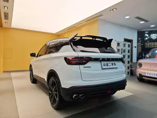 Geely Binyue 2021 blanc de trois quarts arrière — véhicule importé de Chine par Chine Direct Auto