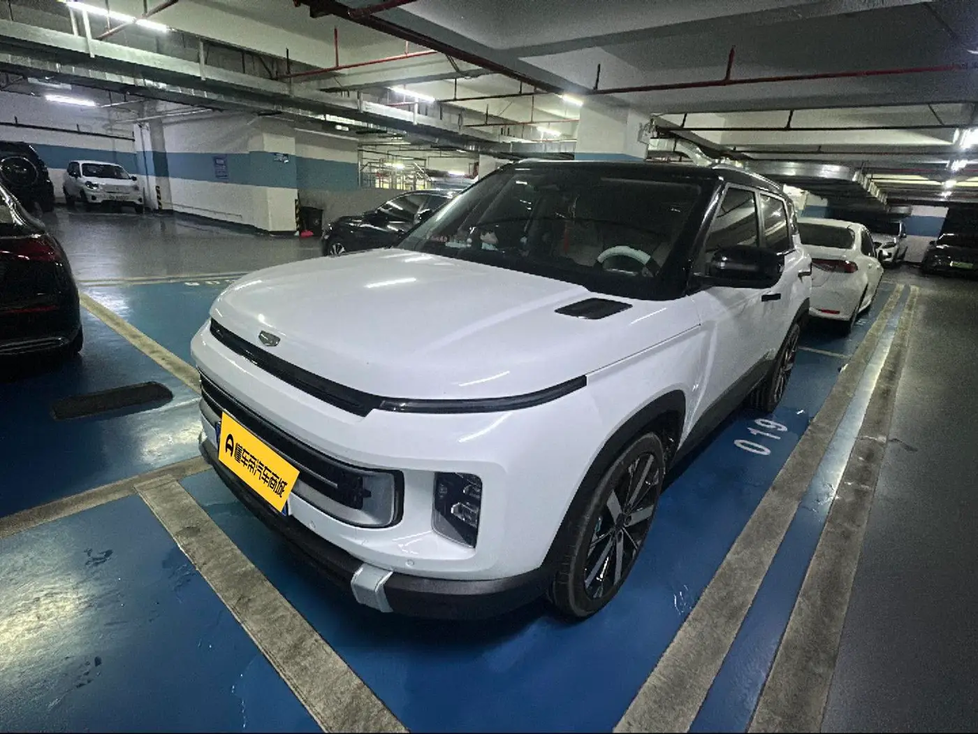 Geely Icon 2023 blanc de trois quarts avant — véhicule importé de Chine par Chine Direct Auto