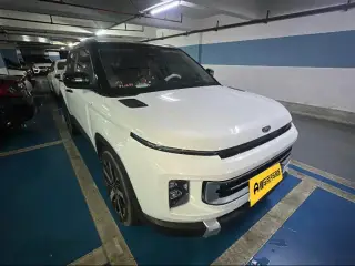 Geely Icon 2023 blanc vu de face — véhicule importé de Chine par Chine Direct Auto