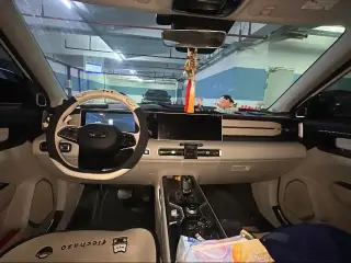 Geely Icon 2023 blanc poste de conduite — véhicule importé de Chine par Chine Direct Auto