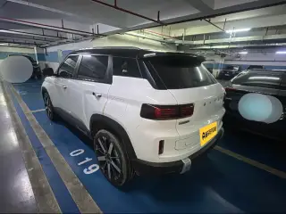 Geely Icon 2023 blanc vu de profil — véhicule importé de Chine par Chine Direct Auto