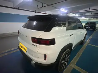 Geely Icon 2023 blanc de trois quarts arrière — véhicule importé de Chine par Chine Direct Auto