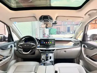 Geely Jiaji PHEV 2021 gris poste de conduite — véhicule importé de Chine par Chine Direct Auto