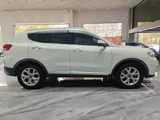 Haval H6 2021 blanc vu de profil — véhicule importé de Chine par Chine Direct Auto