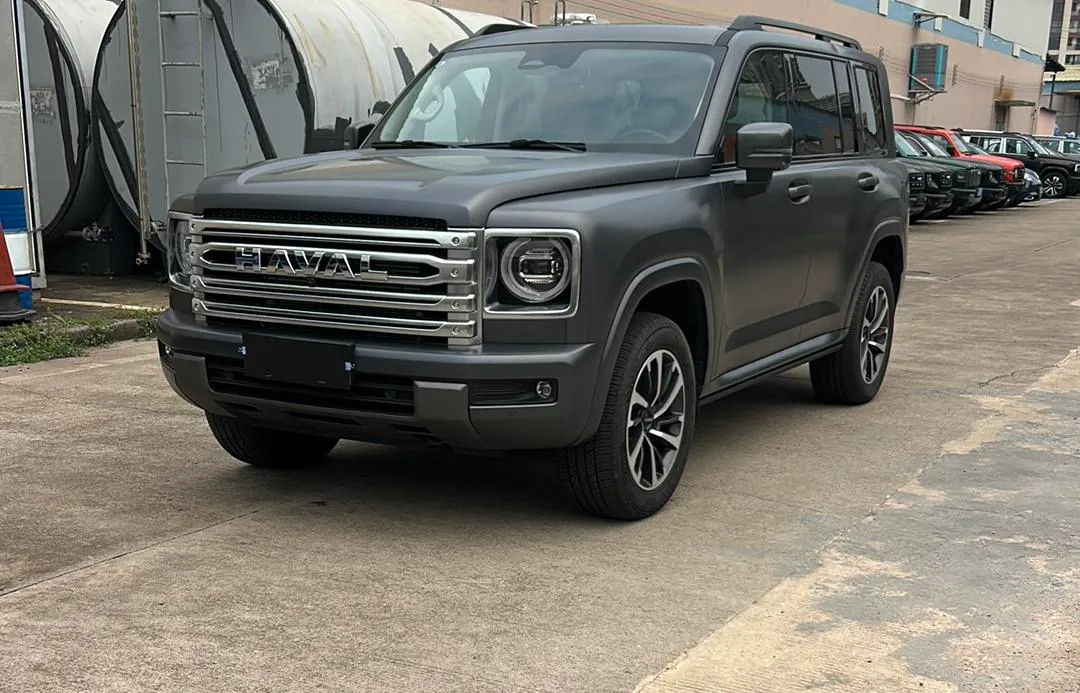 Haval H9 2024 gris de trois quarts avant — véhicule importé de Chine par Chine Direct Auto