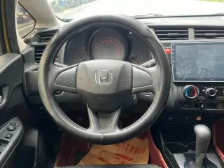 Honda Fit 2016 jaune compteur et volant — véhicule importé de Chine par Chine Direct Auto