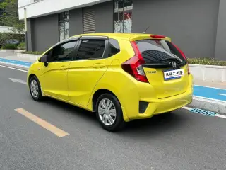 Honda Fit 2016 jaune vu de l'arrière — véhicule importé de Chine par Chine Direct Auto