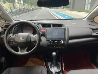 Honda Fit 2016 jaune poste de conduite — véhicule importé de Chine par Chine Direct Auto