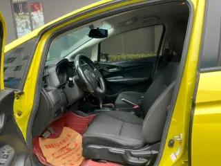 Honda Fit 2016 jaune sièges avant — véhicule importé de Chine par Chine Direct Auto