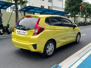 Honda Fit 2016 jaune de trois quarts arrière — véhicule importé de Chine par Chine Direct Auto
