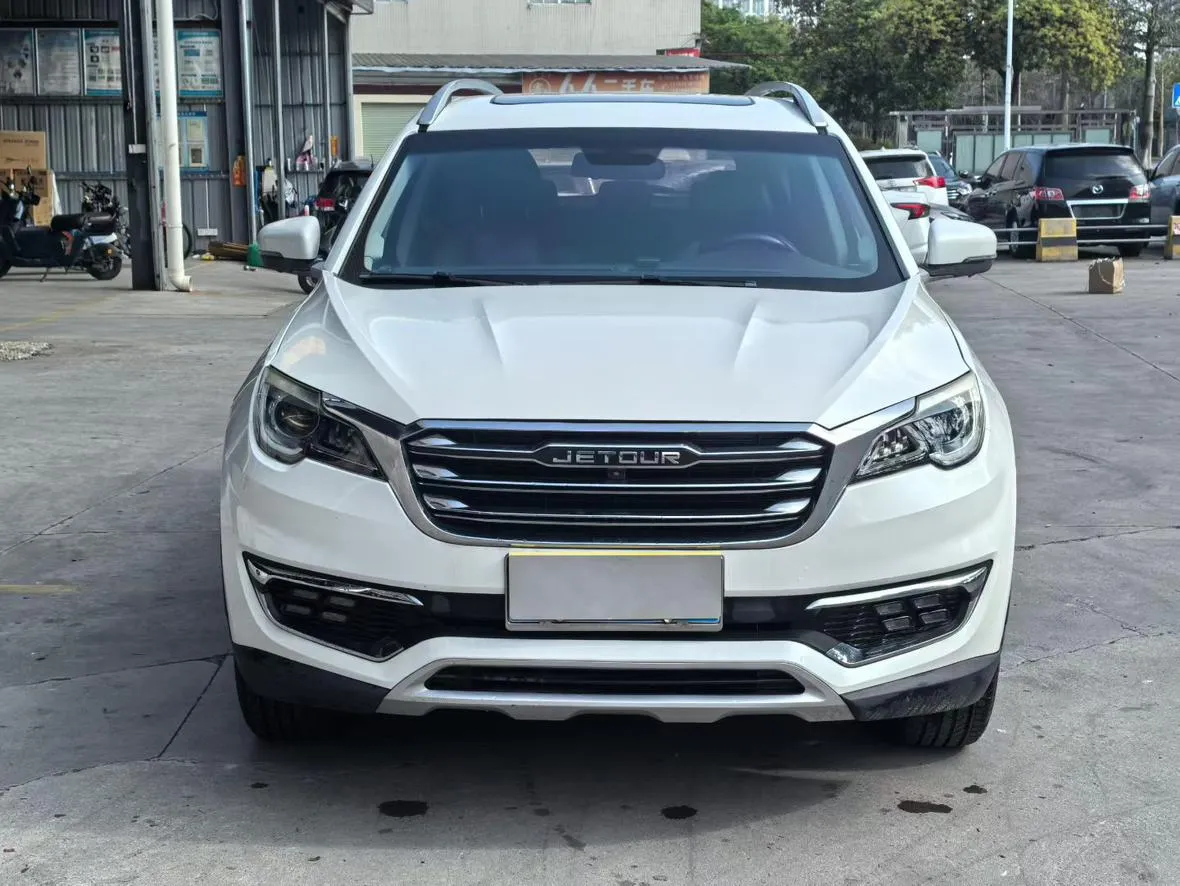 Jetour X70 2018 blanc vu de face — véhicule importé de Chine par Chine Direct Auto