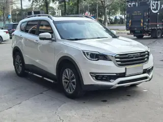 Jetour X70 2018 blanc de trois quarts avant — véhicule importé de Chine par Chine Direct Auto
