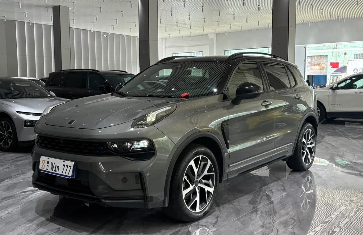 Lynk & Co 01 2021 gris de trois quarts avant — véhicule importé de Chine par Chine Direct Auto