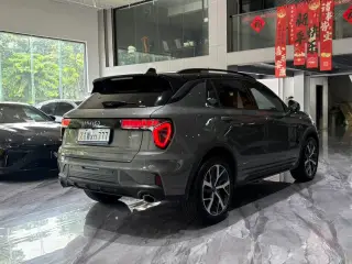Lynk & Co 01 2021 gris de trois quarts arrière — véhicule importé de Chine par Chine Direct Auto