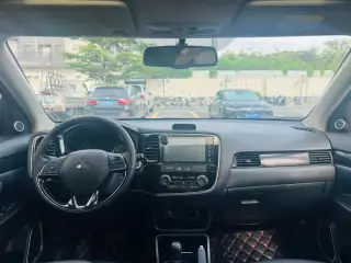 Mitsubishi Outlander 2018 rouge poste de conduite — véhicule importé de Chine par Chine Direct Auto