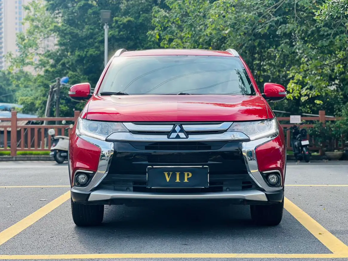 Mitsubishi Outlander 2018 rouge vu de face — véhicule importé de Chine par Chine Direct Auto