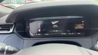 Range Rover Velar 2023 blanc compteur affichant le kilométrage réel — véhicule importé de Chine par Chine Direct Auto