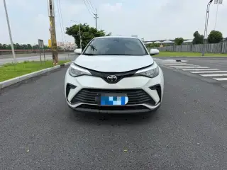 Toyota Izoa 2021 blanc vu de face — véhicule importé de Chine par Chine Direct Auto