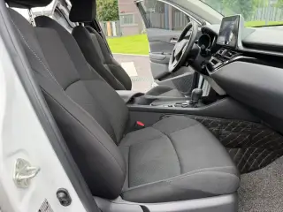 Toyota Izoa 2021 blanc poste de conduite — véhicule importé de Chine par Chine Direct Auto