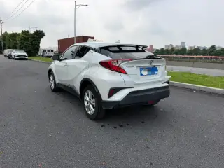 Toyota Izoa 2021 blanc de trois quarts arrière — véhicule importé de Chine par Chine Direct Auto