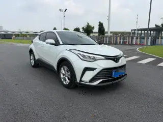 Toyota Izoa 2021 blanc de trois quarts avant — véhicule importé de Chine par Chine Direct Auto