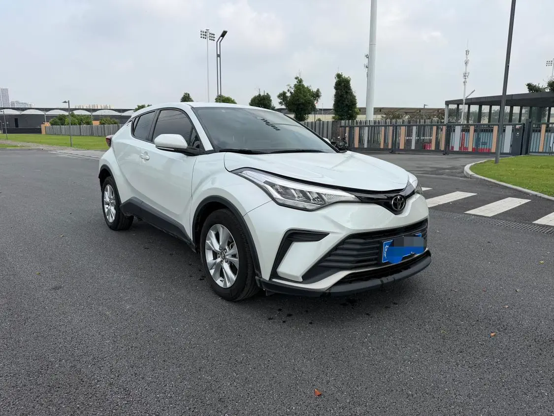 Toyota Izoa 2021 blanc de trois quarts avant — véhicule importé de Chine par Chine Direct Auto