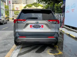 Toyota RAV4 Hybride 2022 gris vu de l'arrière — véhicule importé de Chine par Chine Direct Auto