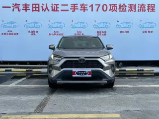 Toyota RAV4 Hybride 2022 gris vu de face — véhicule importé de Chine par Chine Direct Auto
