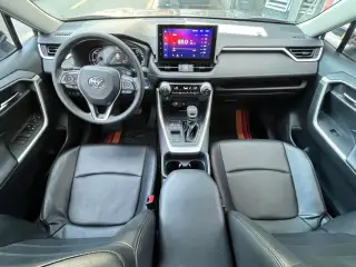 Toyota RAV4 Hybride 2022 gris poste de conduite — véhicule importé de Chine par Chine Direct Auto