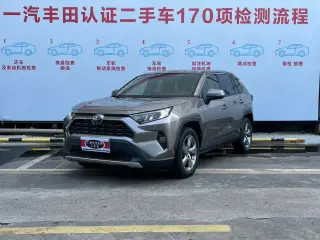 Toyota RAV4 Hybride 2022 gris de trois quarts avant — véhicule importé de Chine par Chine Direct Auto