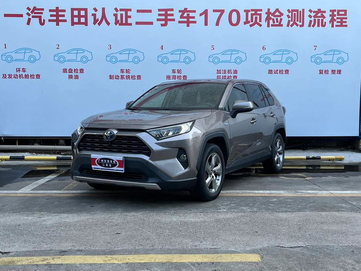 Toyota RAV4 Hybride 2022 gris de trois quarts avant — véhicule importé de Chine par Chine Direct Auto
