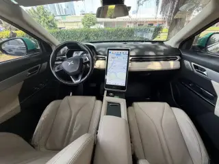 XPeng G3 2019 noir poste de conduite et écran central — véhicule importé de Chine par Chine Direct Auto